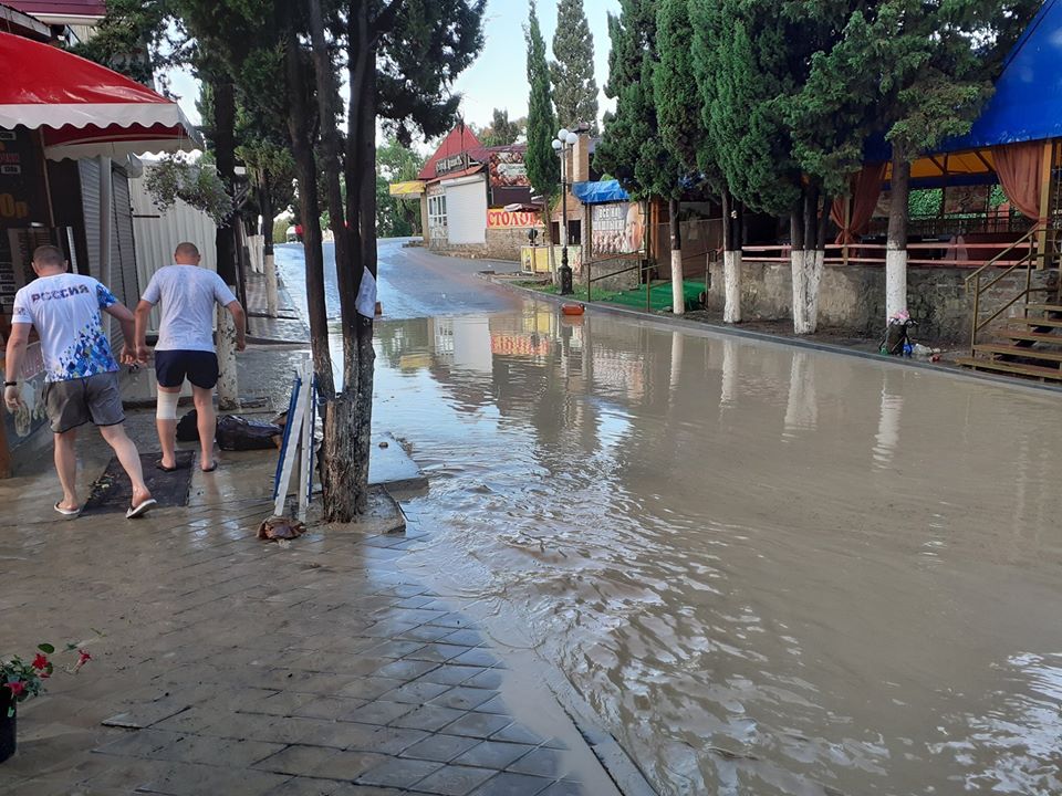 Дождливый крым. Ливень в Судаке. Потоп в Судаке 2021. Крым Судак затопило. Наводнение Судак 2017.