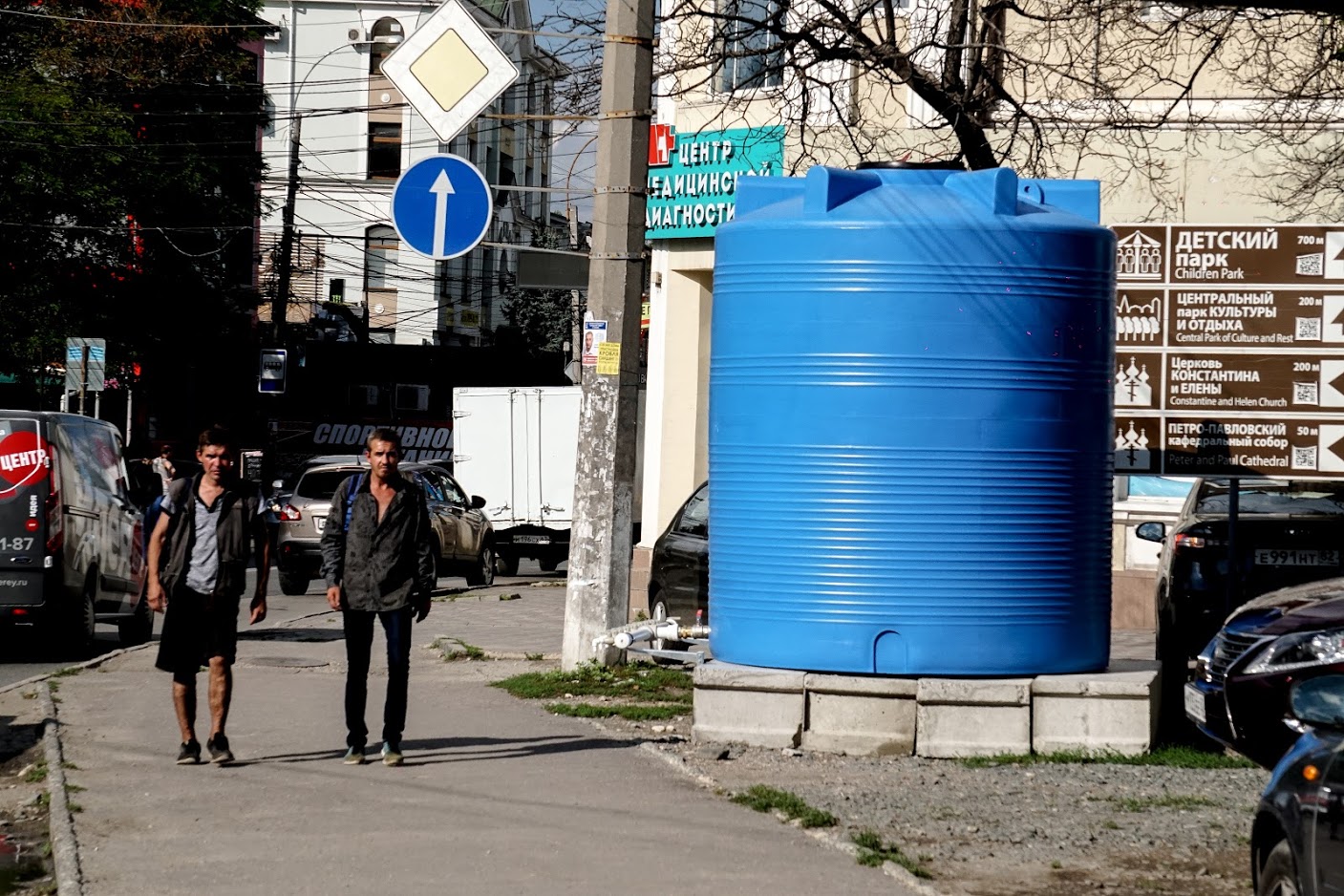 Где вода симферополь. Резервные емкости в многоэтажках. Жители Симферополя. Бочка Симферополь.