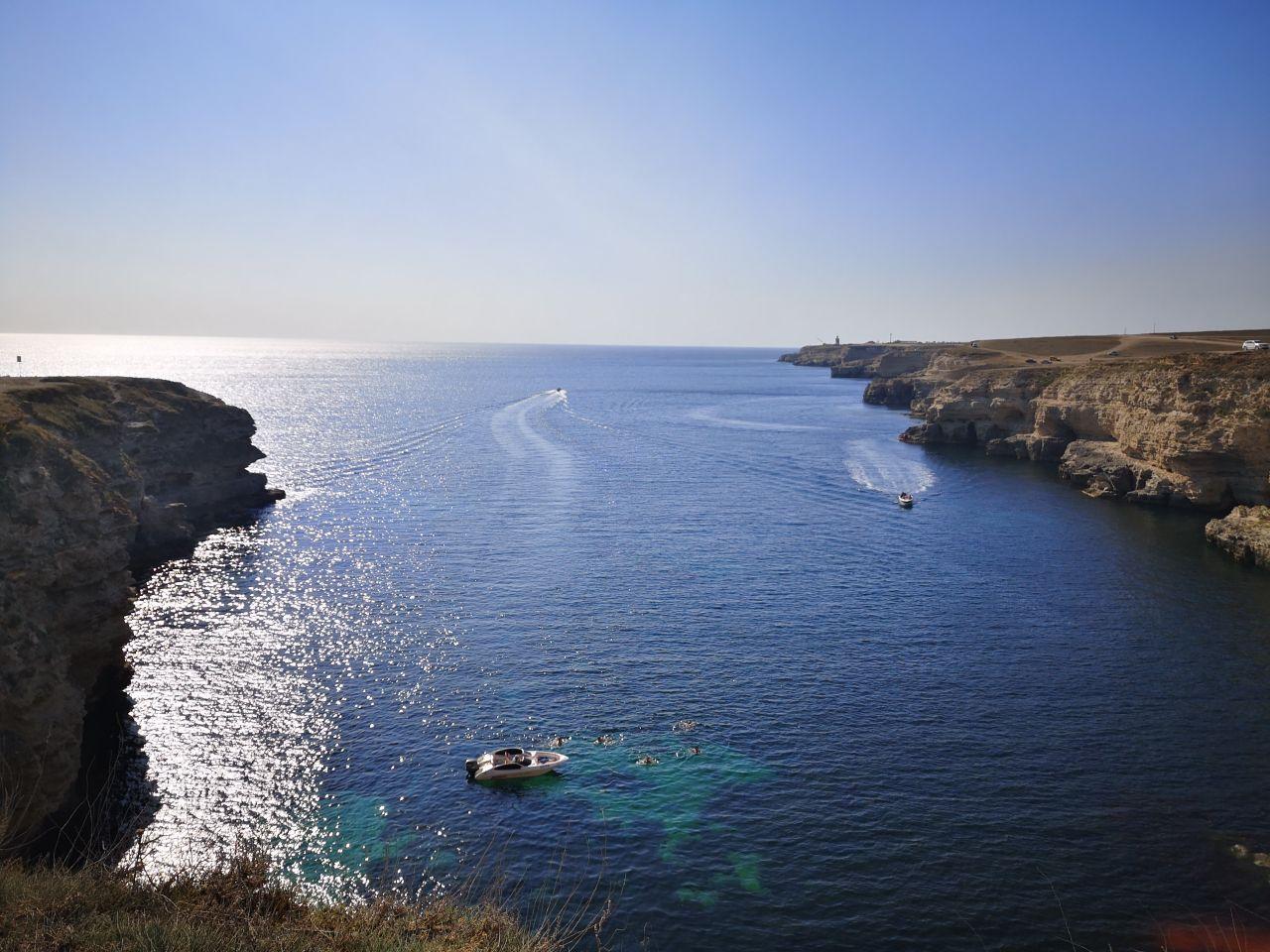 Какая вода в черном море в крыму. Острова в черном море. Загрязнение черного моря.