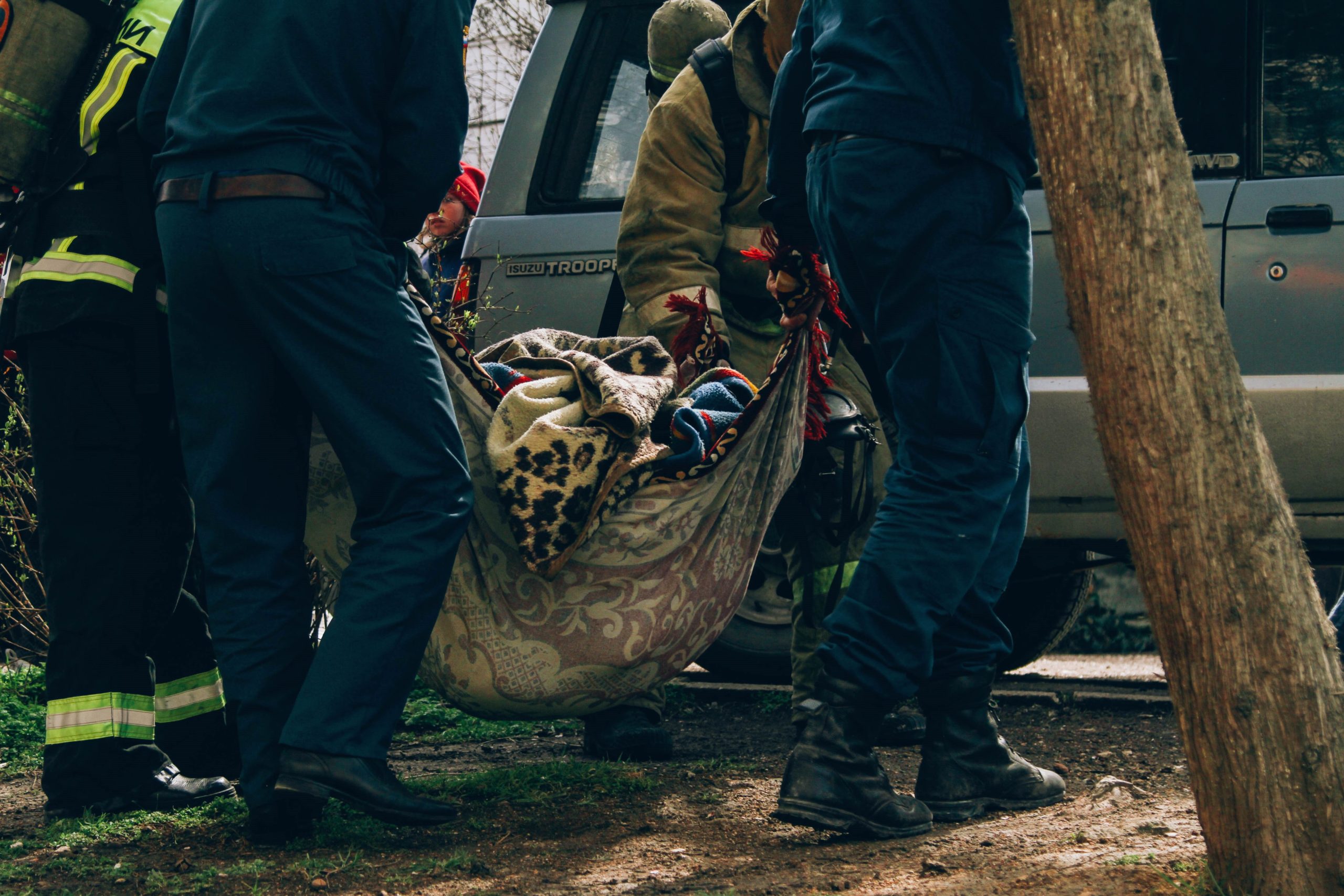 Девятый спас. Мчс севастополь павел безняк. пожар севастопольский проспект 15 марта. дагестанская пресс служба мчс россии наспасала. пожарный спасает ребенка из пожара.