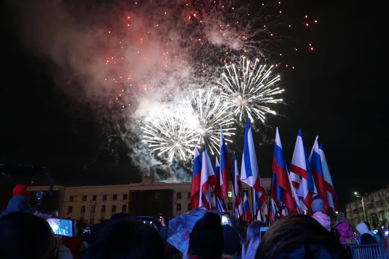 Салют в Симферополе в честь 7-летия Крымской весны 18 марта 2021: фото,  видео