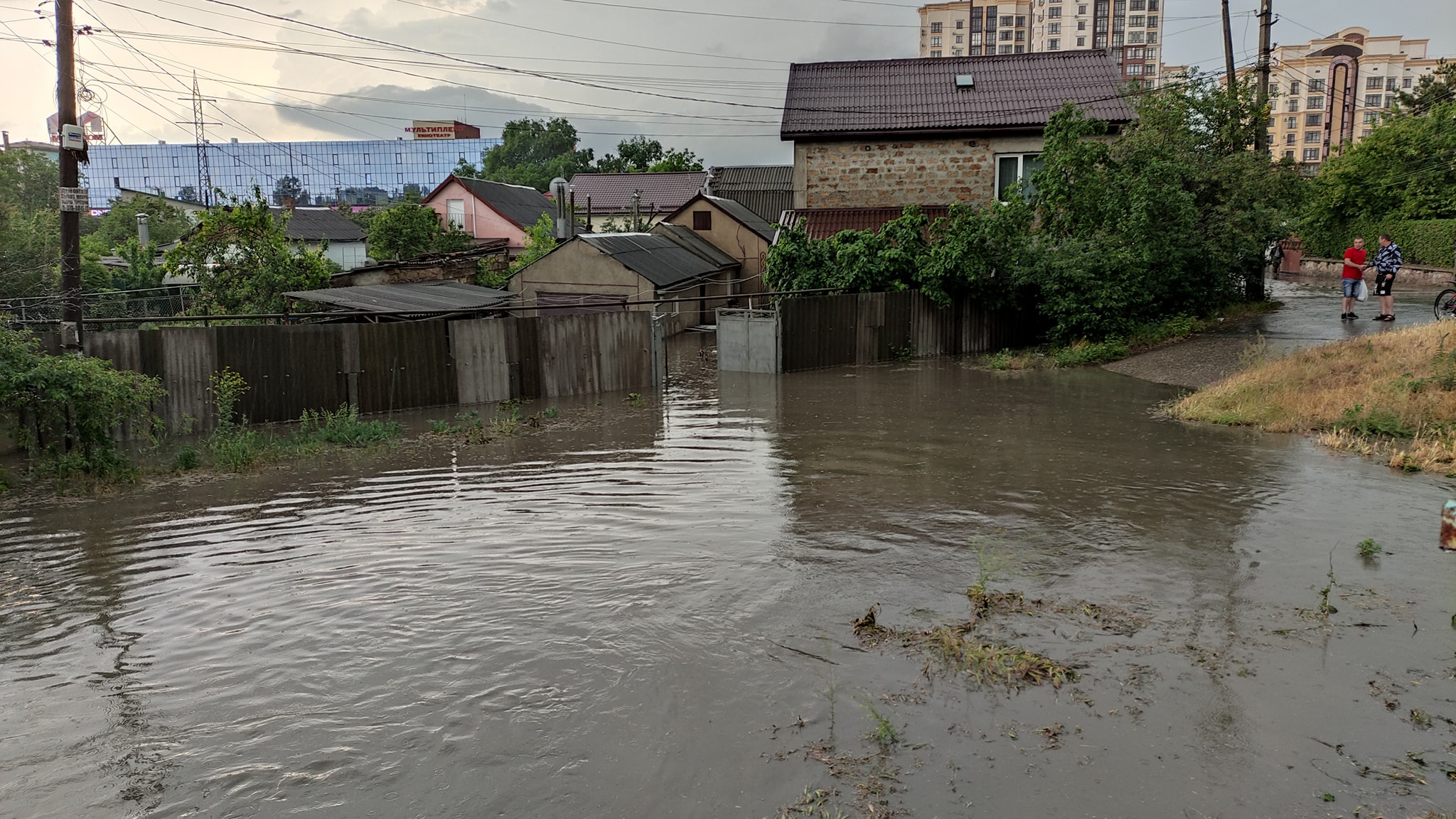 После грозы в Симферополе затопило жилые дома