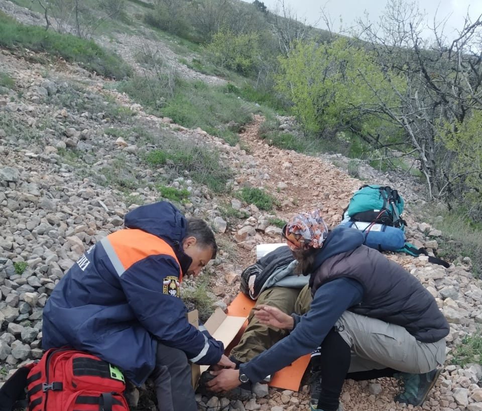 Крымские спасатели эвакуировали женщину с травмой с горы Чатыр-Даг.