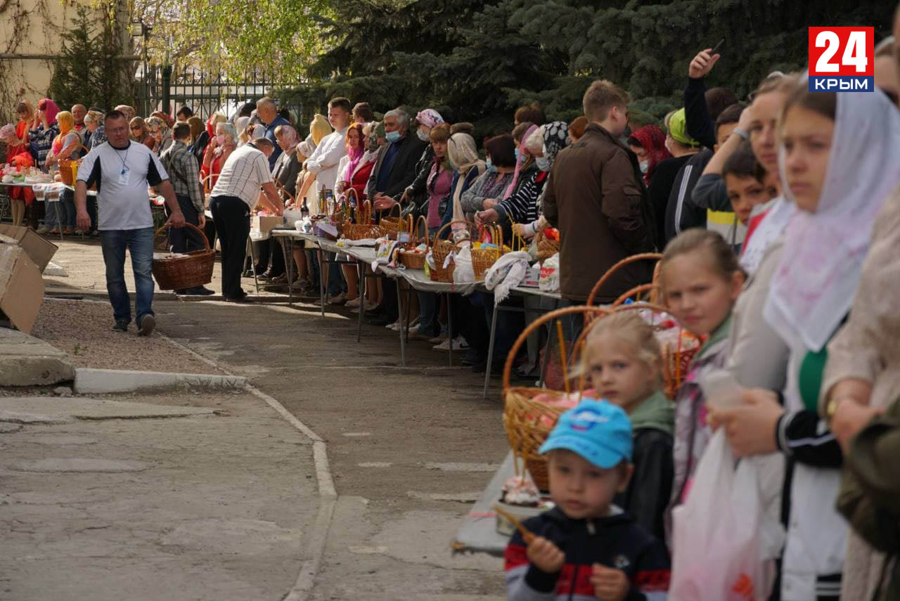 Жители крыма. Жители Крыма фото. Пасха Церковь. Пасха в Крыму. Севастополь Пасха в городе 2020.