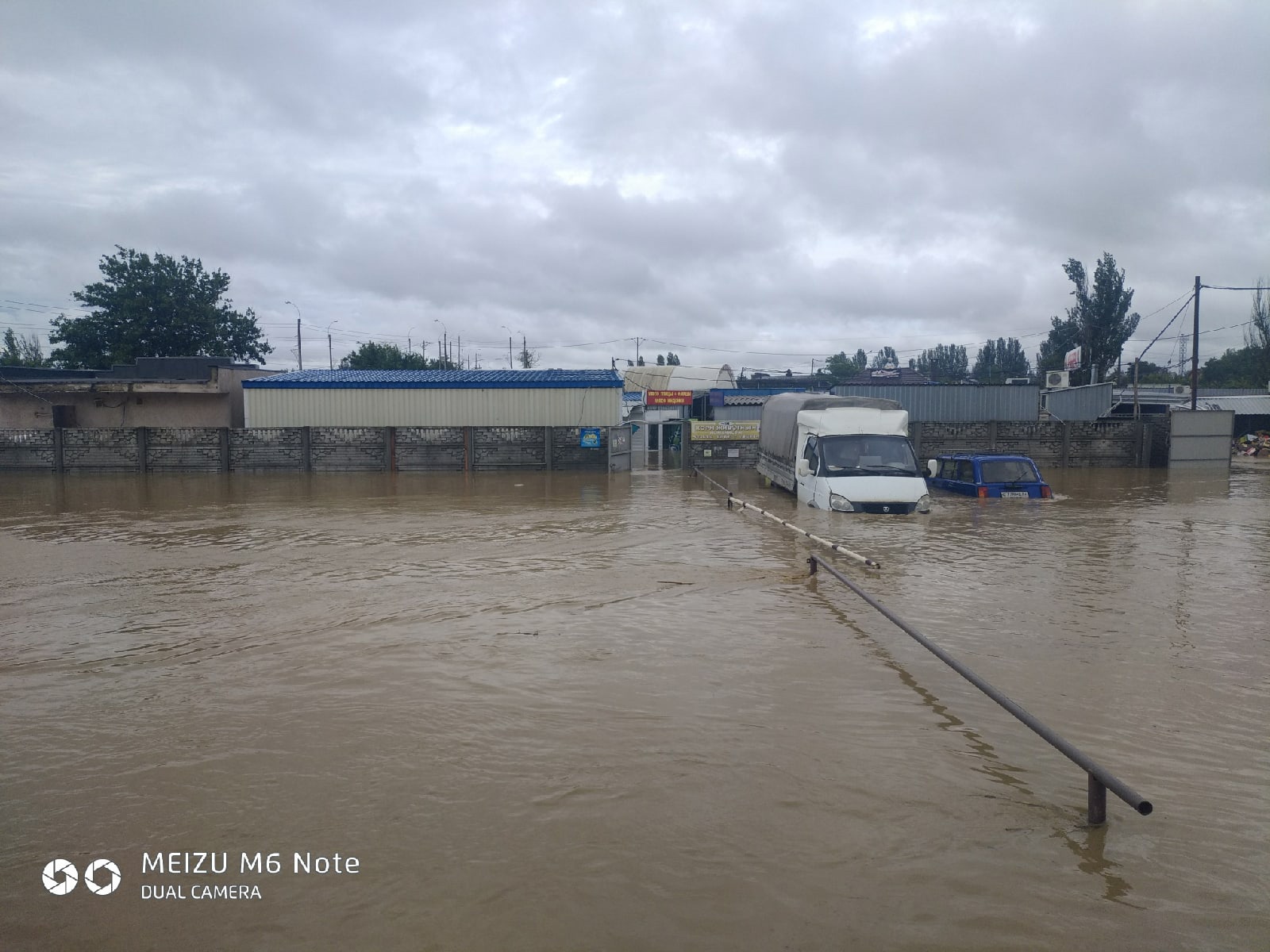 Общественный транспорт и машины в Керчи оказались под водой. Фото и видео