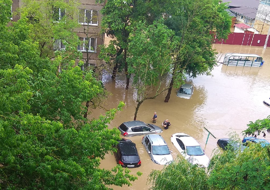 Общественный транспорт и машины в Керчи оказались под водой. Фото и видео