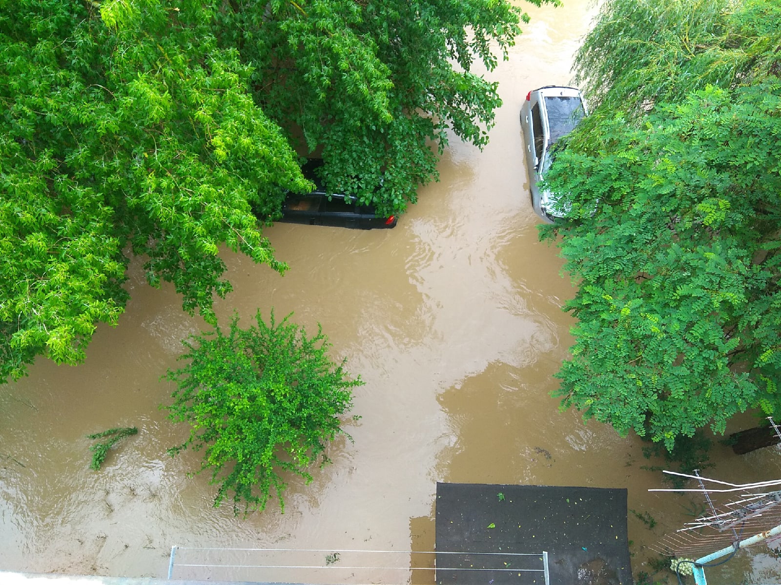 Общественный транспорт и машины в Керчи оказались под водой. Фото и видео