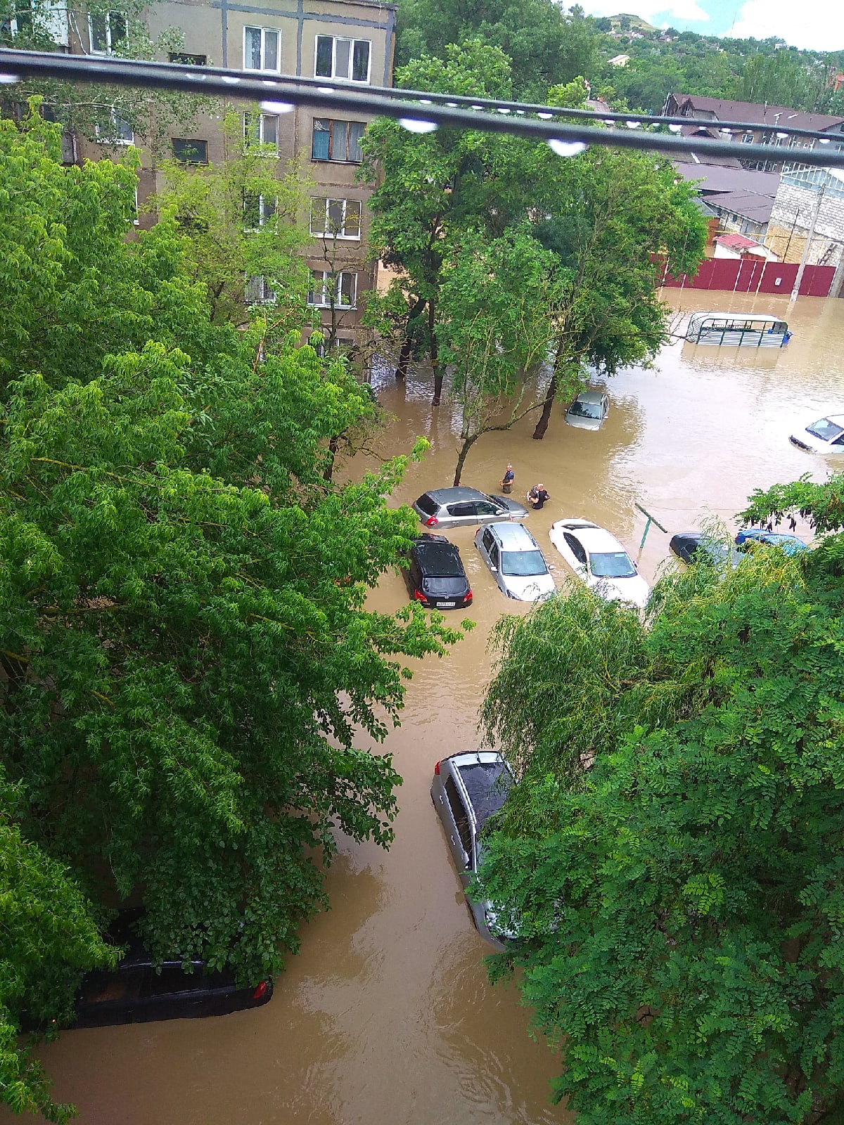 Общественный транспорт и машины в Керчи оказались под водой. Фото и видео