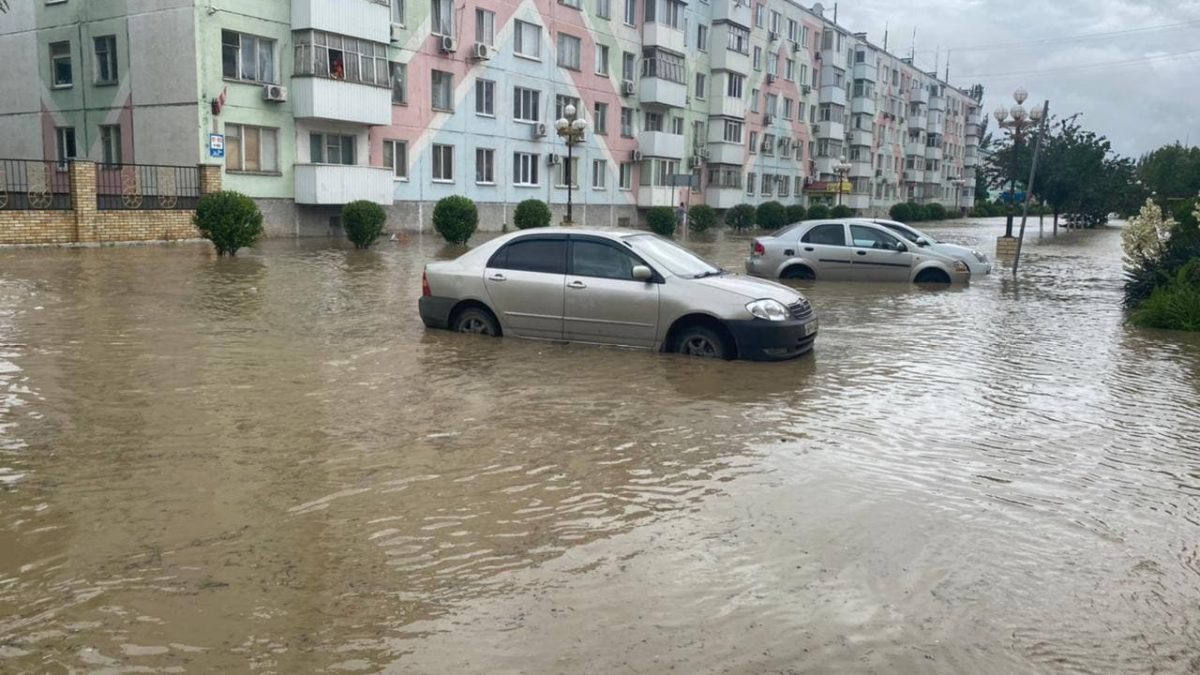 Ситуация в Керчи и Ленинском районе 17 июня 2021: дороги и дворы затопило,  реки вышли из берегов. Прямая трансляция