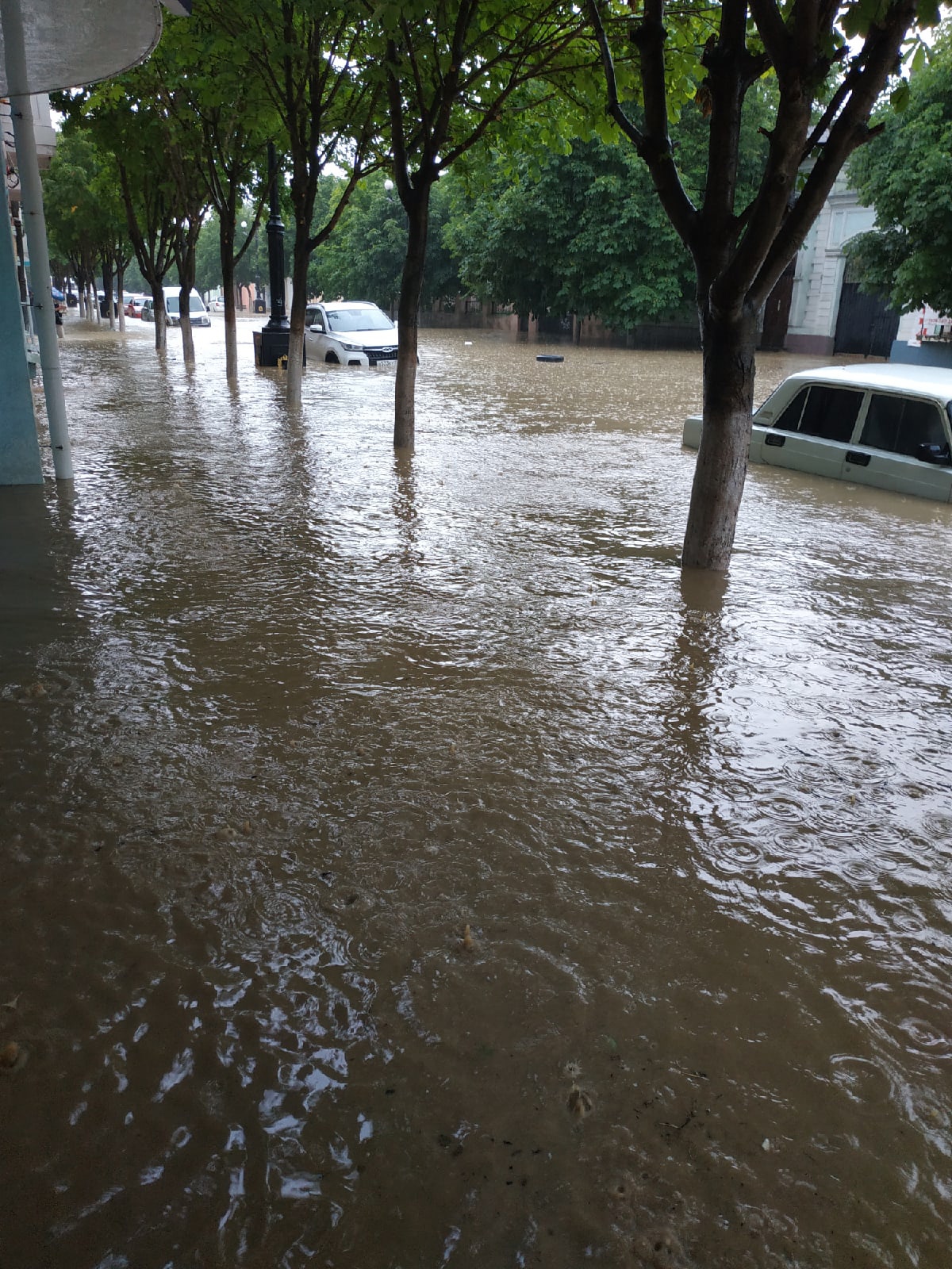 Общественный транспорт и машины в Керчи оказались под водой. Фото и видео