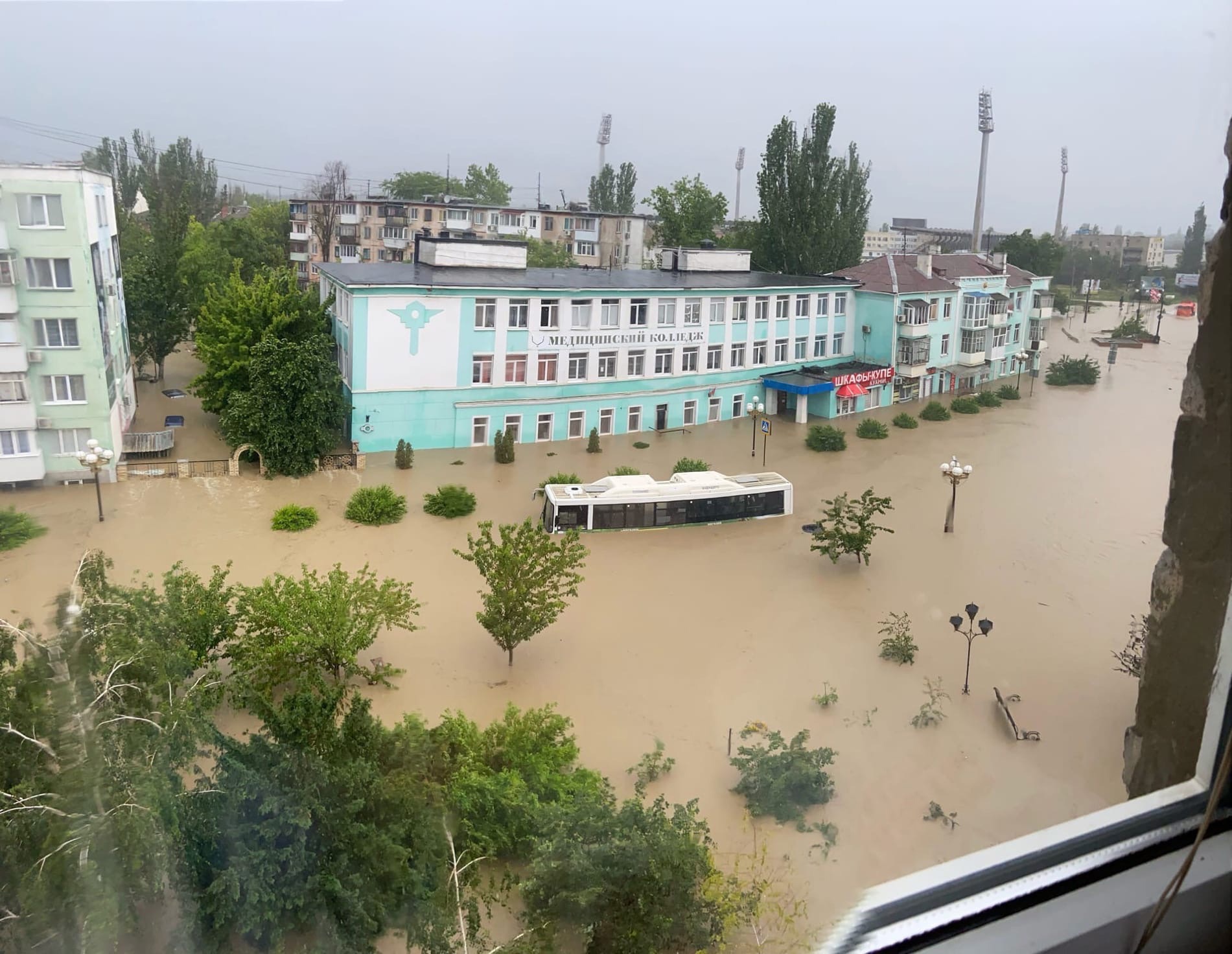 Общественный транспорт и машины в Керчи оказались под водой. Фото и видео