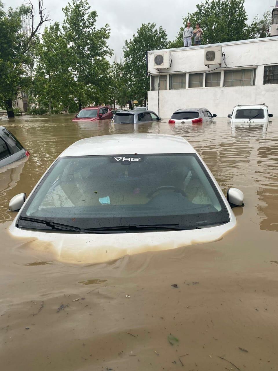 Общественный транспорт и машины в Керчи оказались под водой. Фото и видео