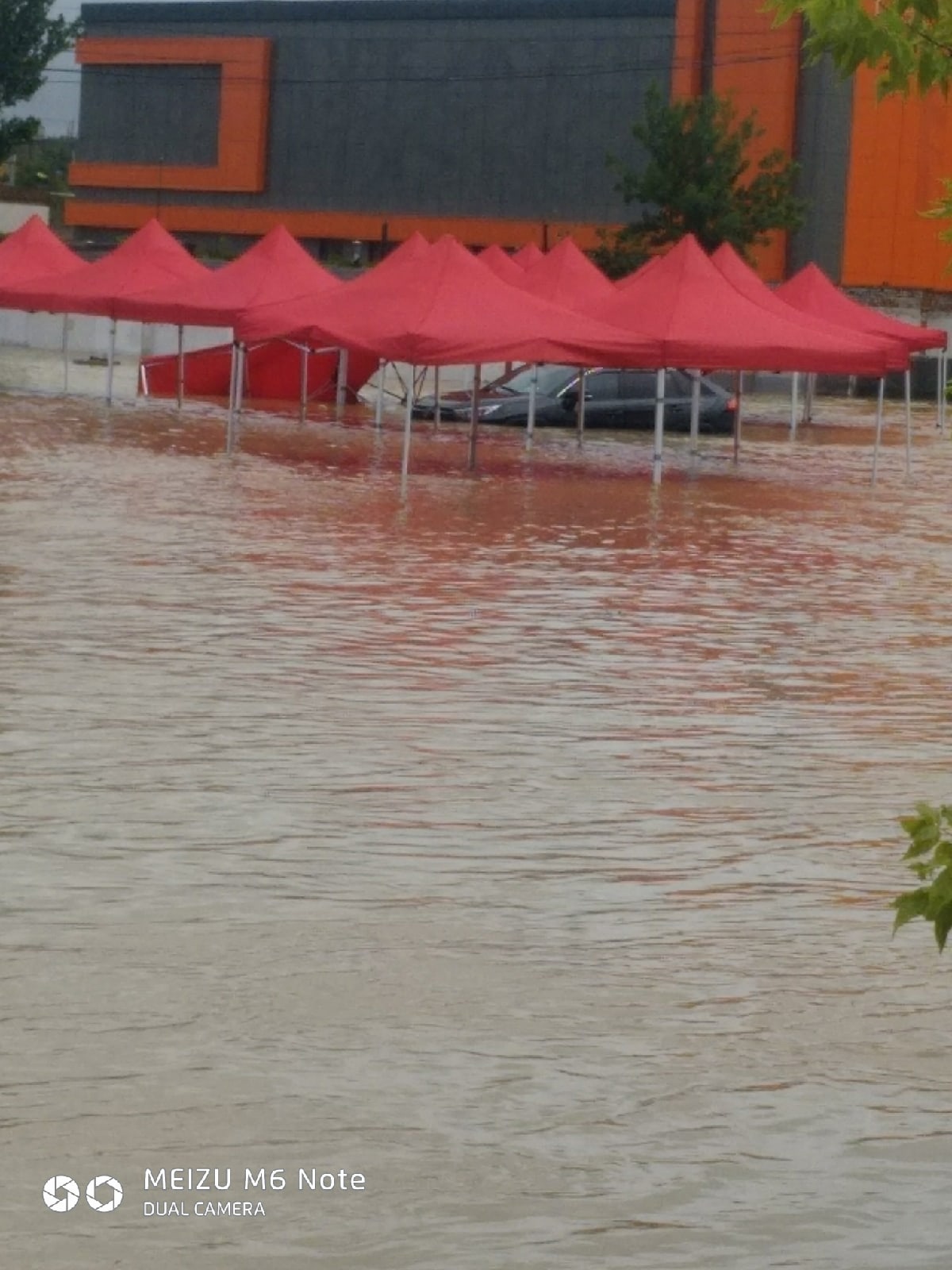 Общественный транспорт и машины в Керчи оказались под водой. Фото и видео