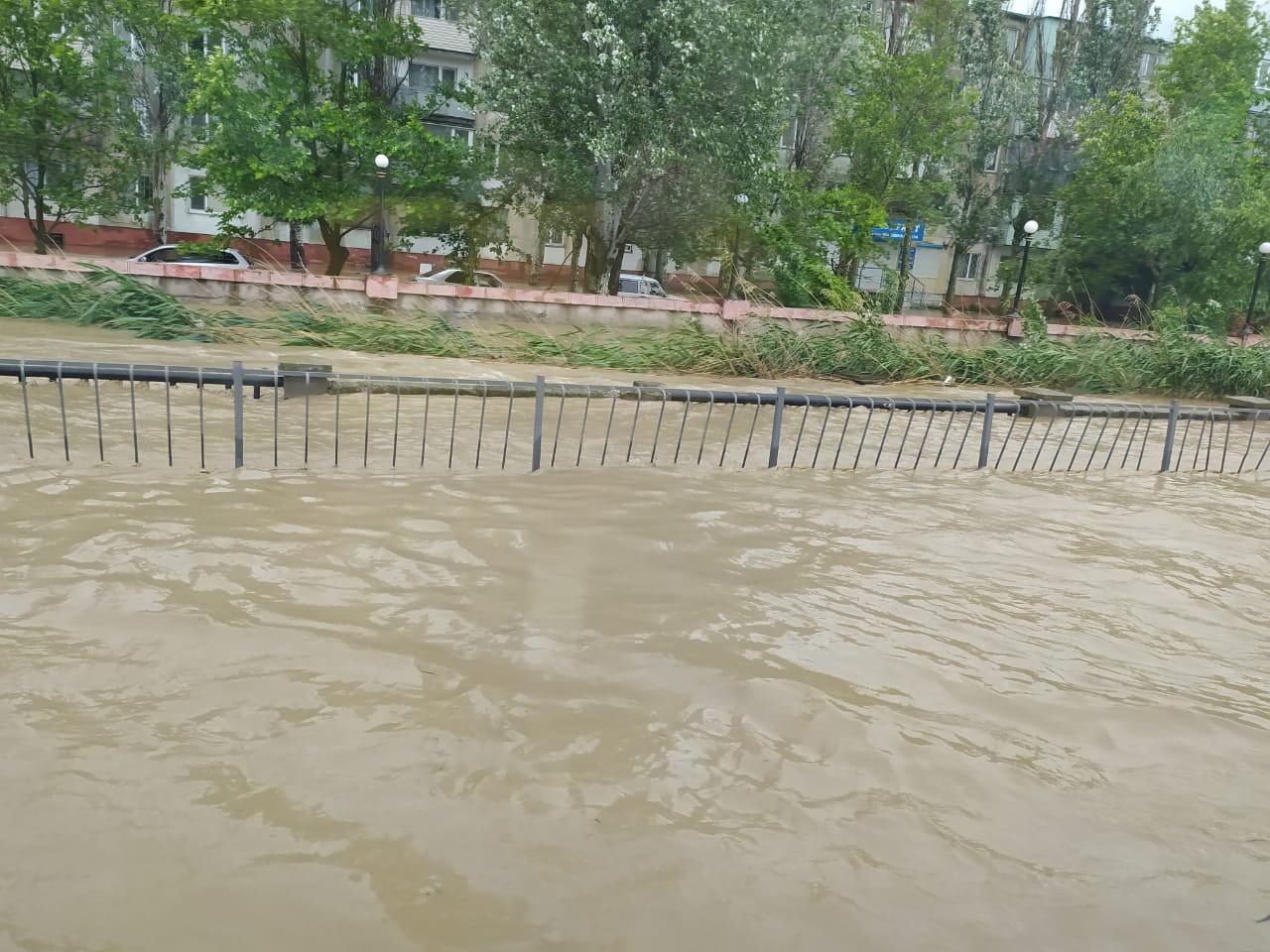 Общественный транспорт и машины в Керчи оказались под водой. Фото и видео