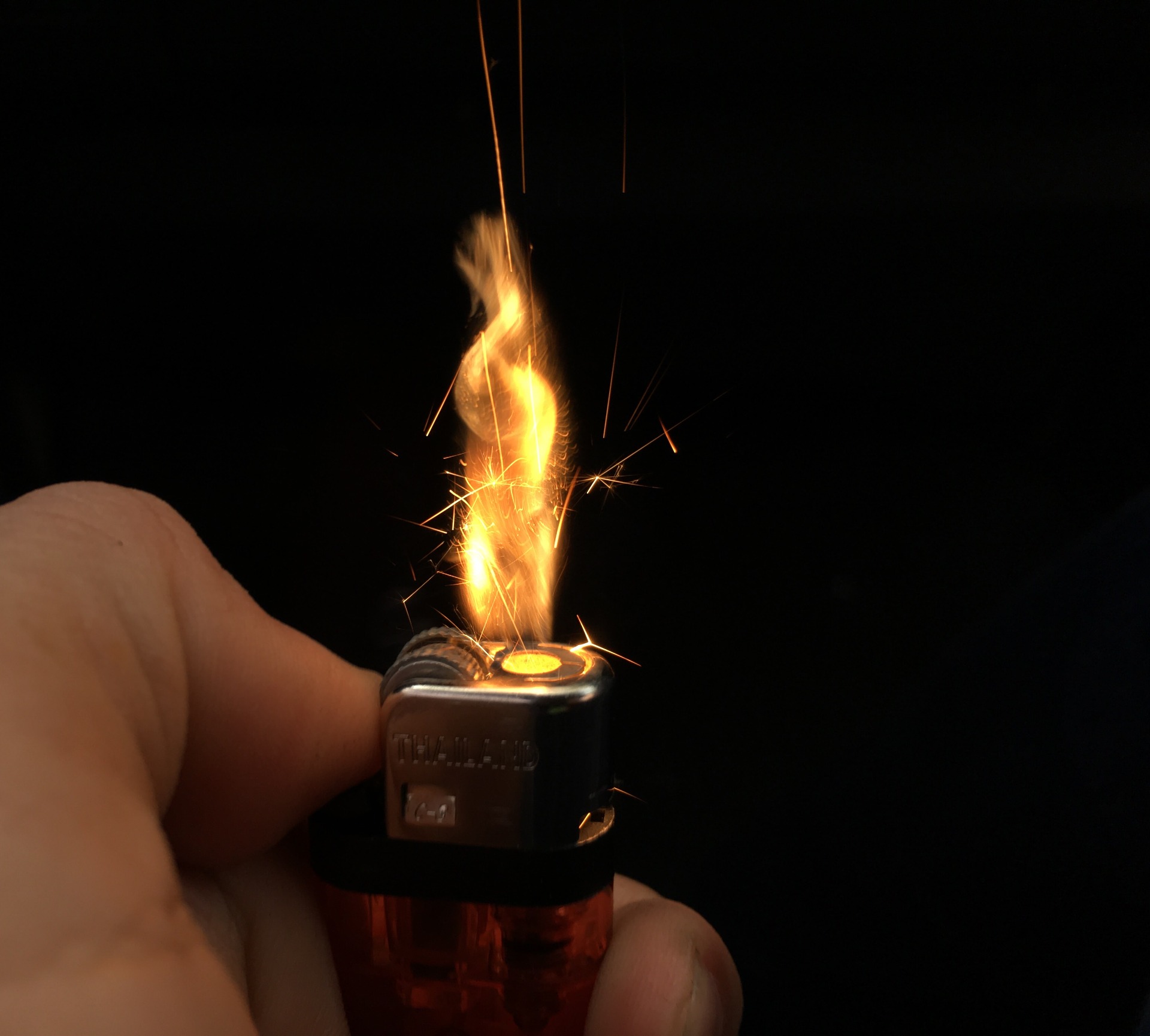 Light on fire. Огонь от зажигалки. Зажечь огонь. Зажженная зажигалка.