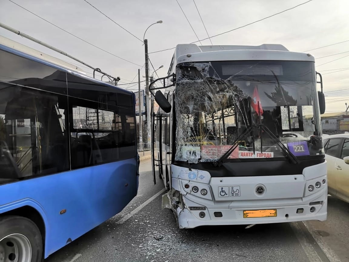 В Севастополе в ДТП с участием маршрутки и троллейбуса пострадали трое  детей. ФОТО, ВИДЕО