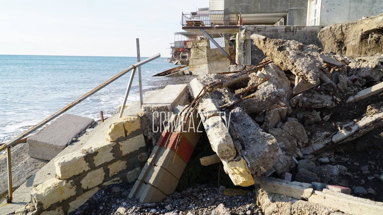 Выплаты после урагана в крыму. Приветное Крым смыло пляж. Алуште село Приветное после шторма. Приветное шторм разрушил пляж. Приветное Алушта шторм эленги2022г.