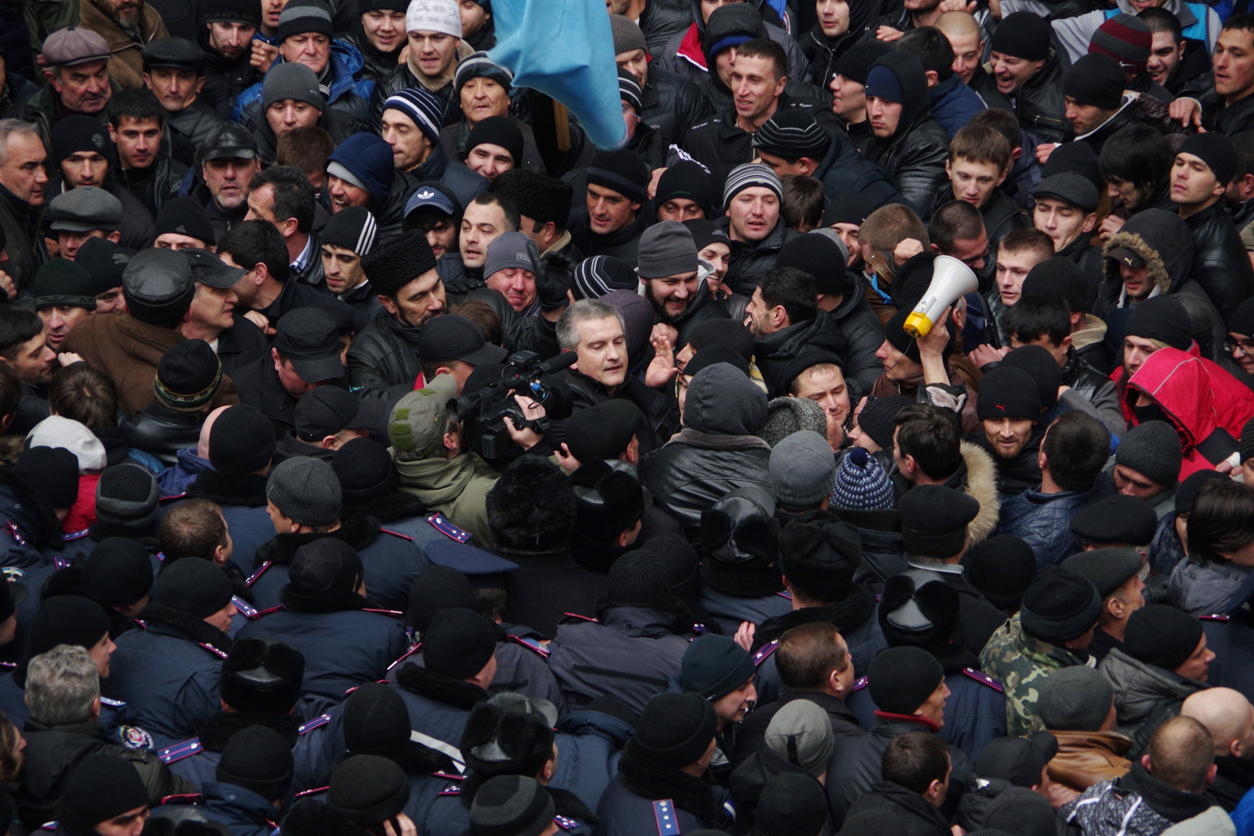 Крымские события 2014 года. 26 Февраля в Симферополе у стен Крымского парламента. 26 Февраля 2014 года в Симферополе. Аксенов 26 февраля 2014 года. Митинги 26 февраля 2014 года Крым.