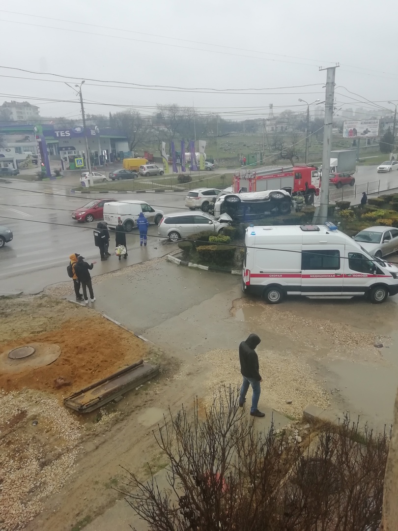 На улице Пожарова в Севастополе перевернулся автомобиль