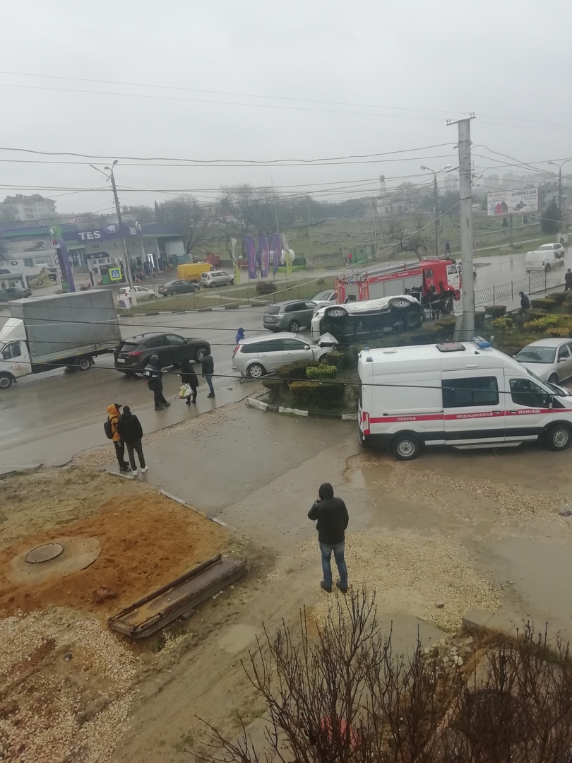 На улице Пожарова в Севастополе перевернулся автомобиль