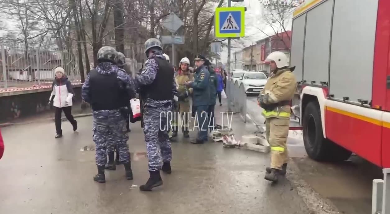 Занятия в школах сегодня отменены. Минирование школ в Крыму. В Симферополе заминировали 29 школу 31.08.2022. Заминировали школы. Минирование школ в Симферополе.