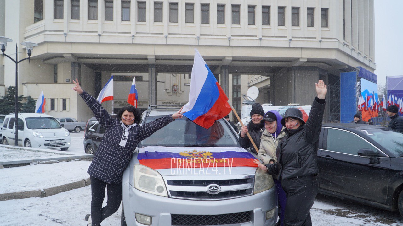 Март симферополь. Автопробег в Крыму 2022. Автопробег Симферополь 2022. Флаг России на машине. Автопробег флаг России.