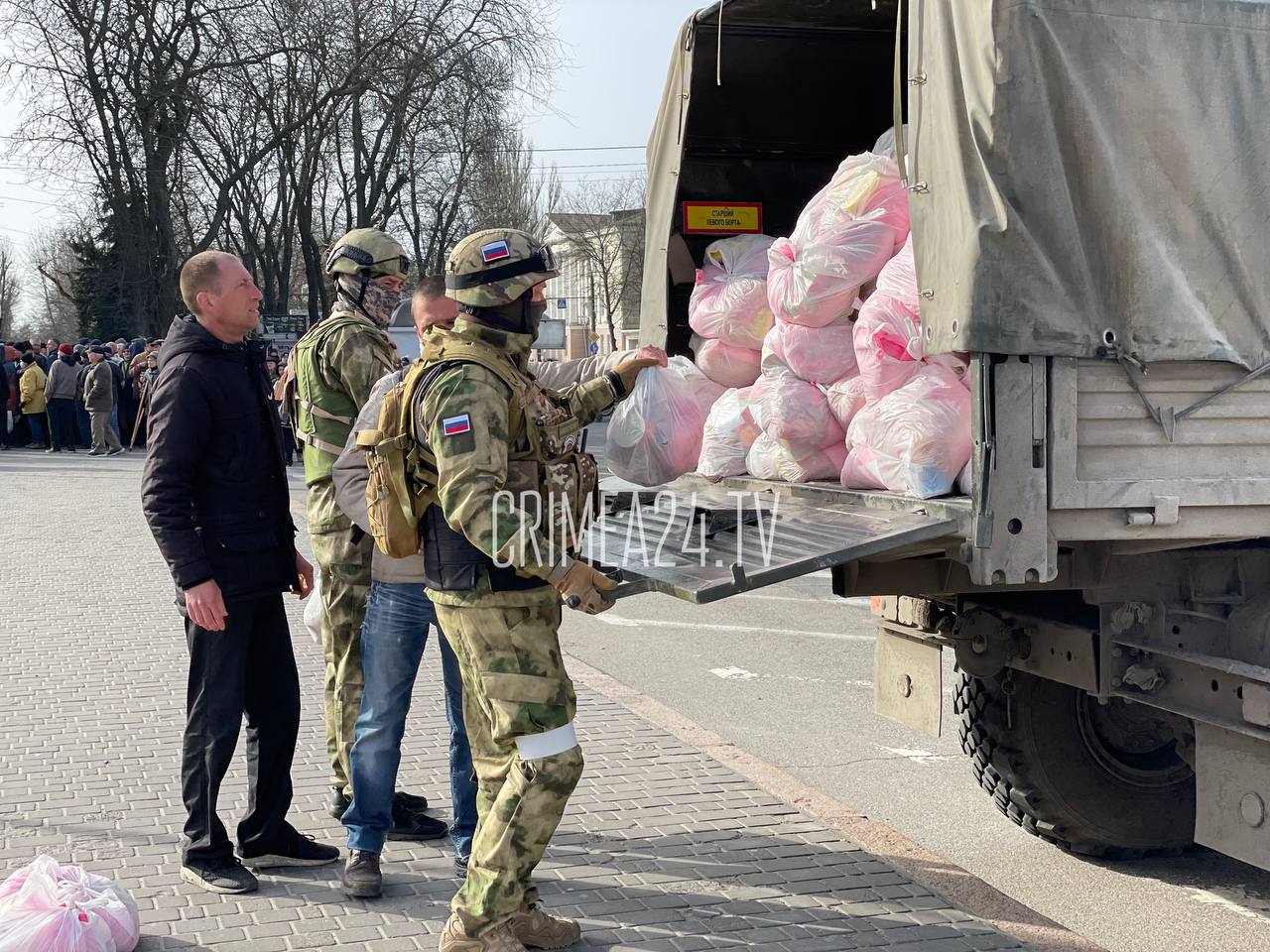 Гуманитарная помощь военным. Гуманитарная помощь в Херсоне. Военные раздают гуманитарную помощь. Солдат России гуманитарка.