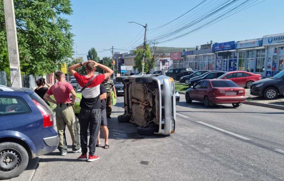 Дтп симферополь. Машина на улица с мужиками.