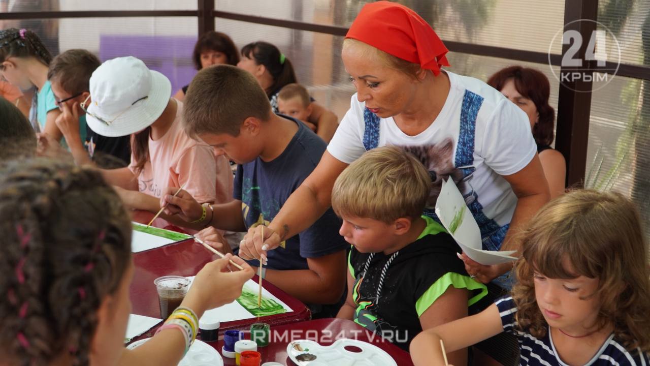 В селе Межводное Черноморского района Крыма отдыхают порядка 100 жителей ЛНР