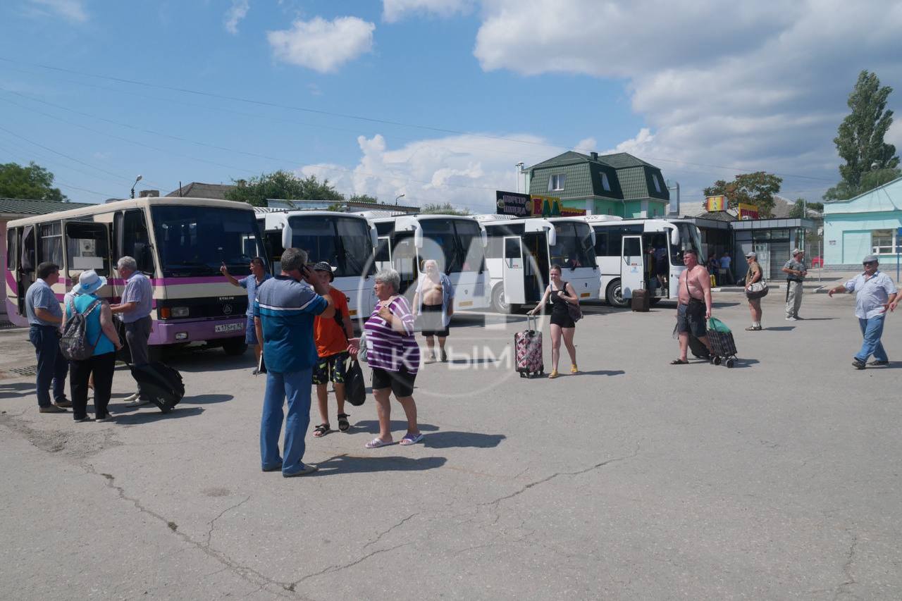 Город новостей феодосия. Пассажиры в автобусе. Автобус Крым. Люди в автобусе. Феодосия август 2022.