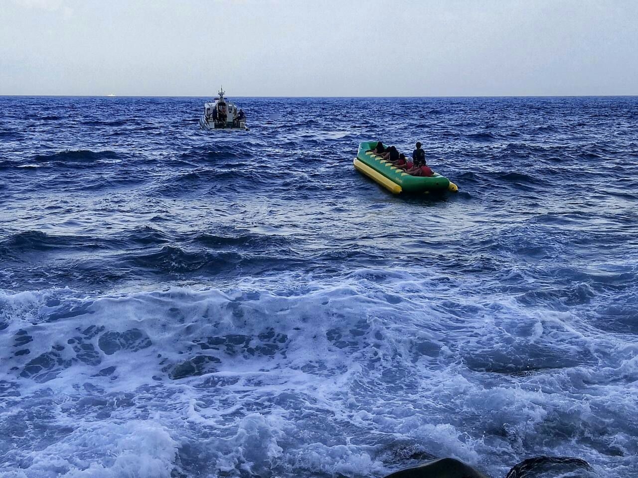 Партенит после шторма. Море шторм. Крым море. Шторм на Каспийском море. Сочи море.