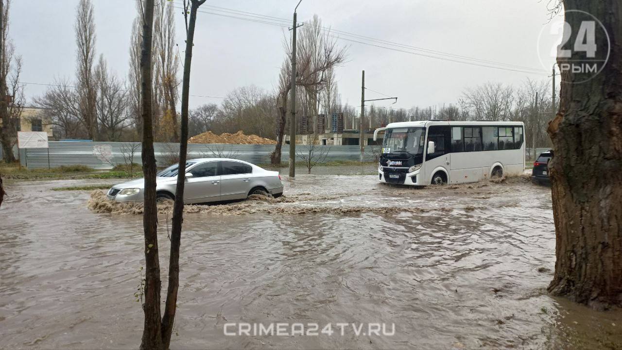 Из-за сильных дождей подтопило одну из улиц Евпатории