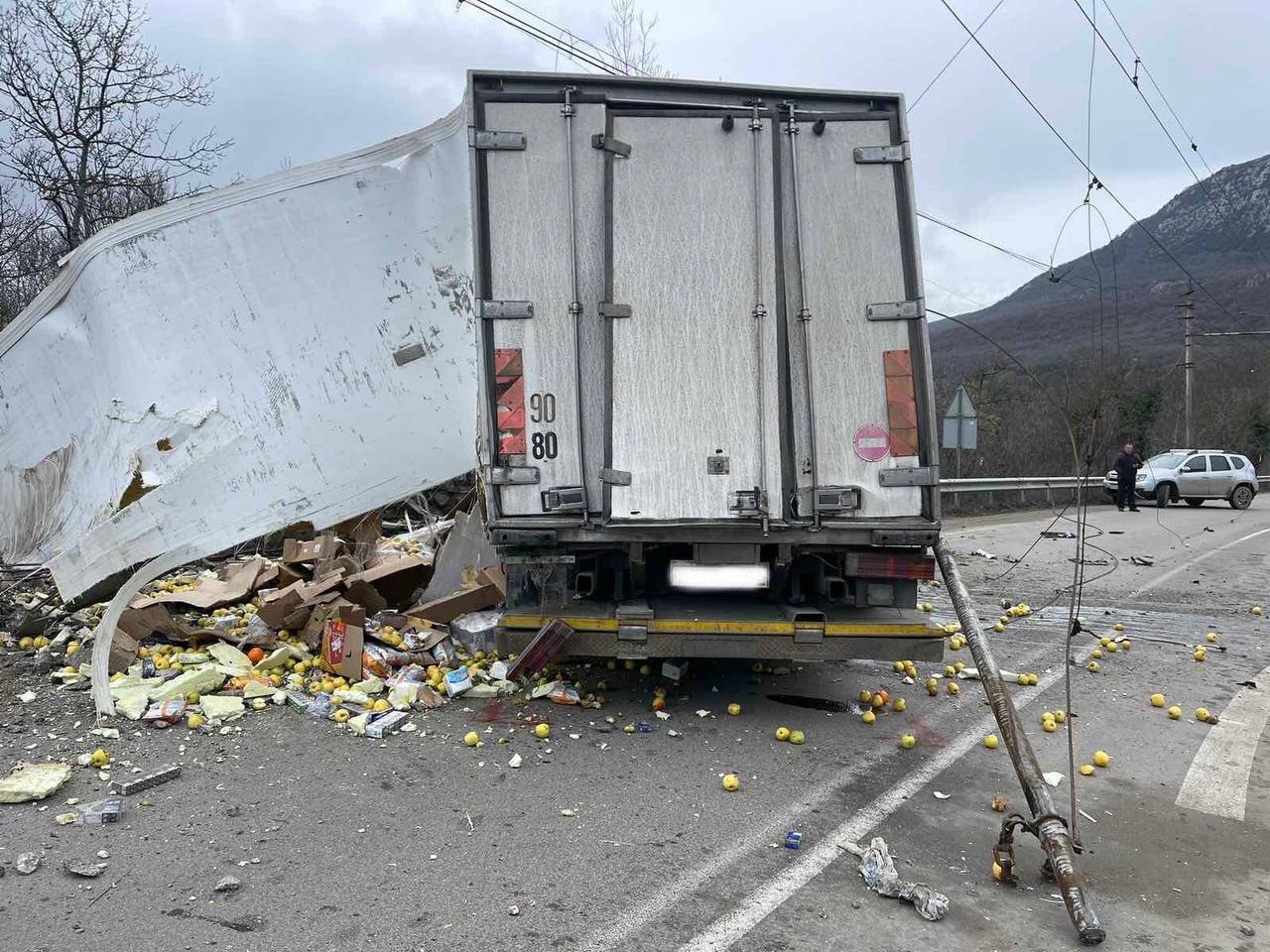 В Крыму водитель грузовика с яблоками врезался в стену и погиб