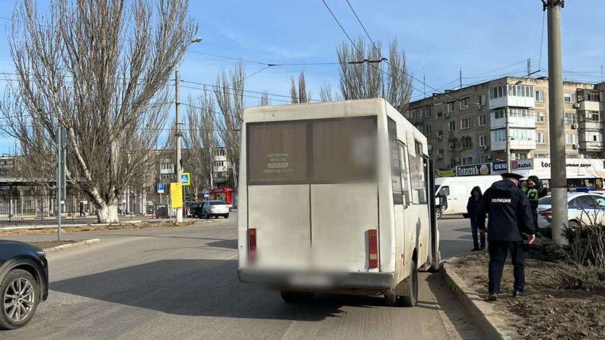 12-летний мальчик выпал из автобуса в Керчи