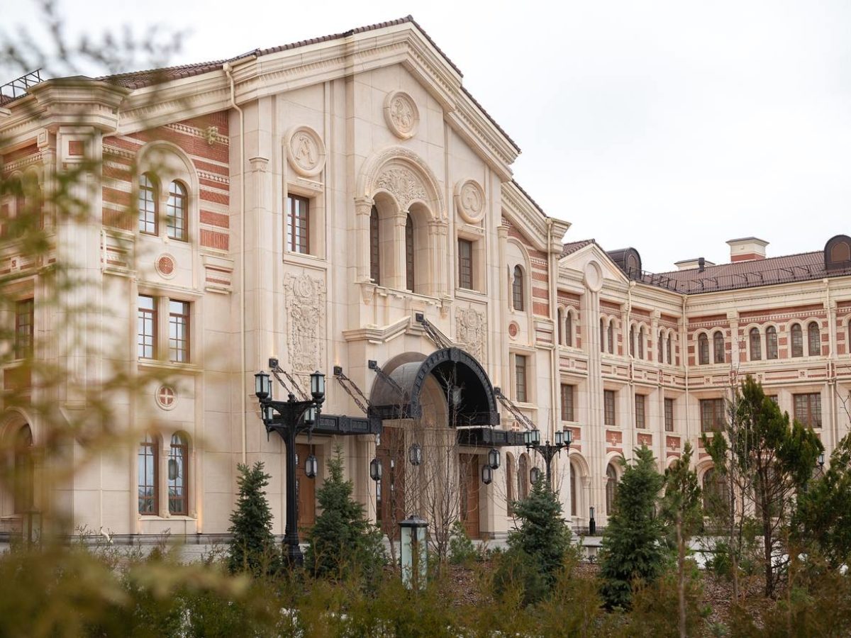 Территория возле новой Севастопольской школы искусств открыта для прогулок