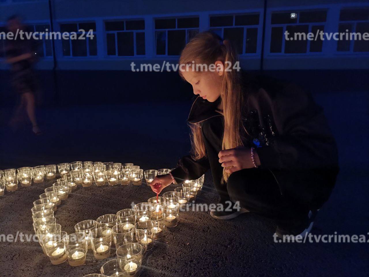 Жители Ялты выложили из <b>свечей</b> силуэт самолёта Амет-Хана Султана.