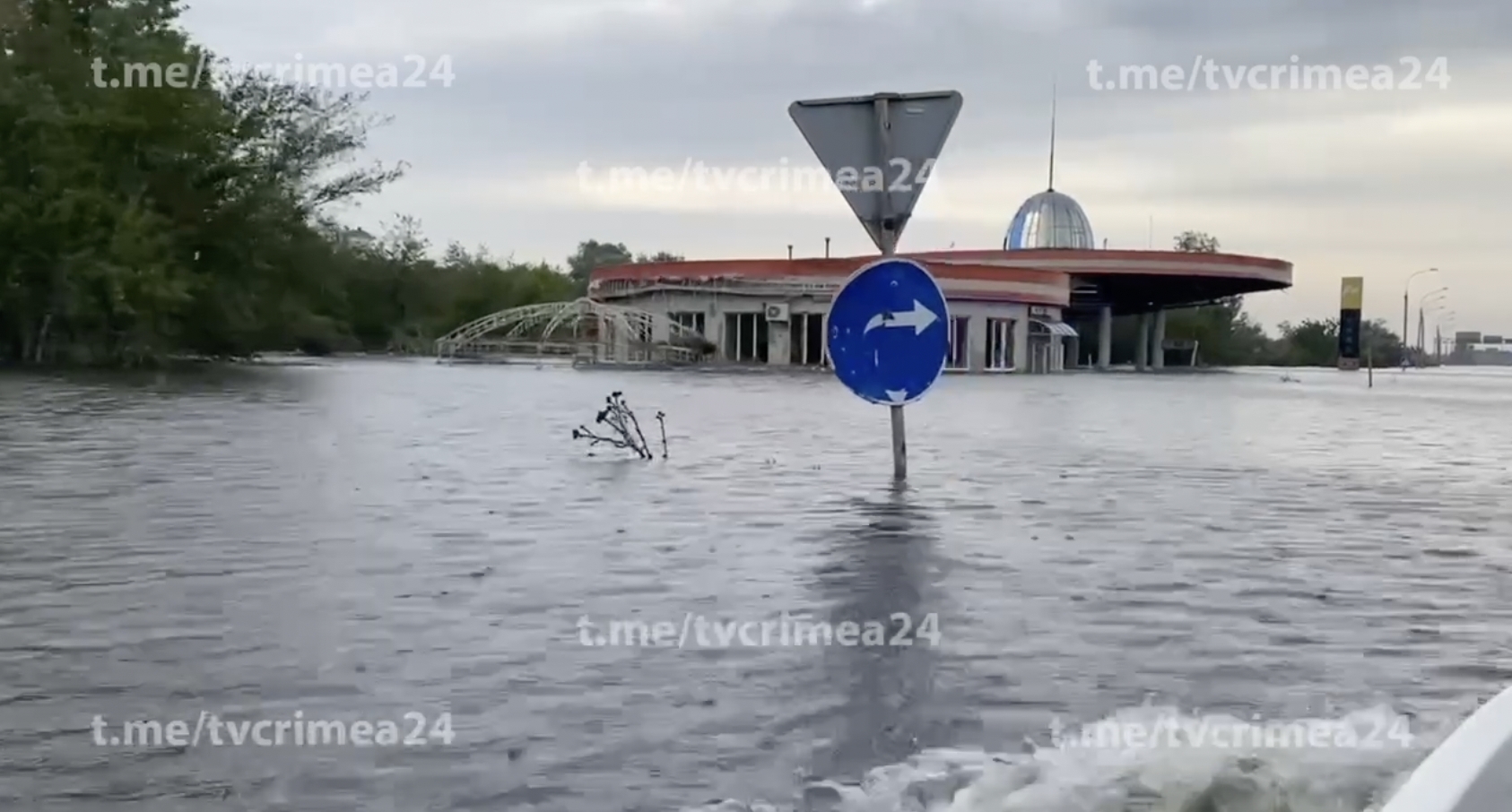 Видео затопления города орска. Затопление Херсонской области. Затопление города. Наводнение Каховская ГЭС. Затопление в Крыму.