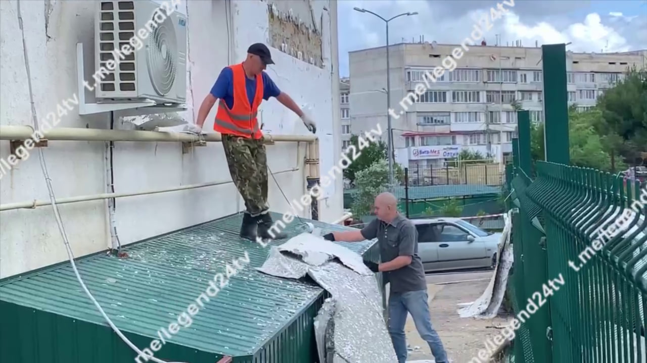 В Севастополе убирают часть фасада дома, который упал на детскую площадку