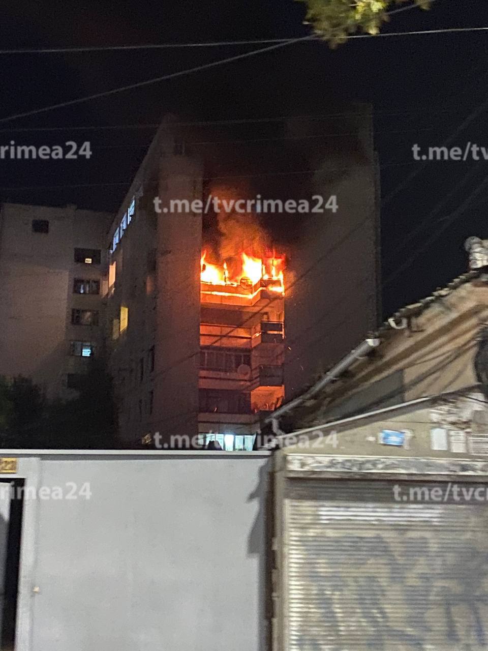 В Симферополе на улице Толстого горит многоэтажка