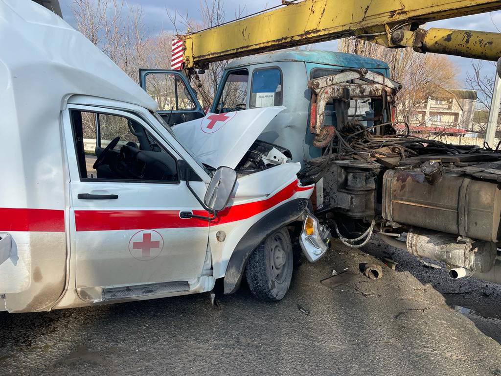 В Белогорске машина скорой помощи столкнулась с автокраном: пострадало 3  человека