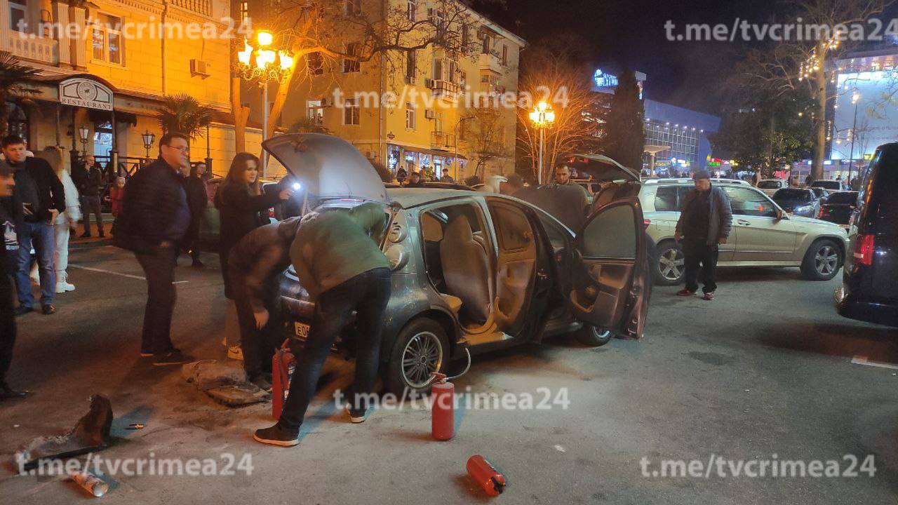 В Ялте на парковке администрации загорелся автомобиль