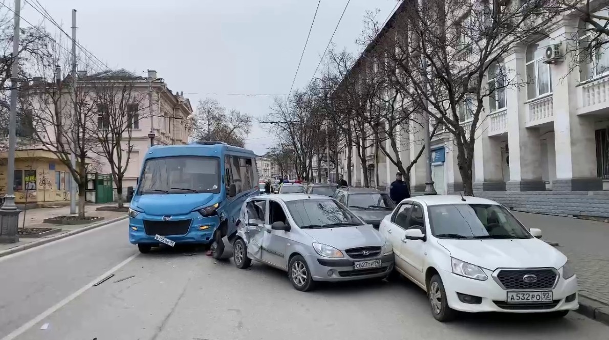 В центре Севастополя после столкновения легковушки и автобуса пострадали трое  детей