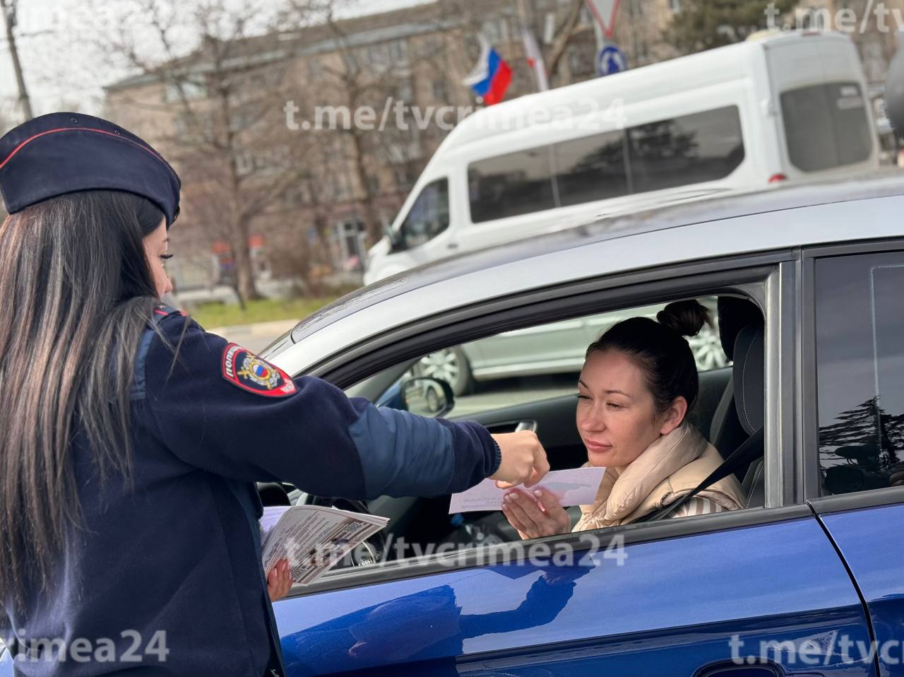 В честь Крымской весны в Симферополе сотрудники ГИБДД поздравили водителей