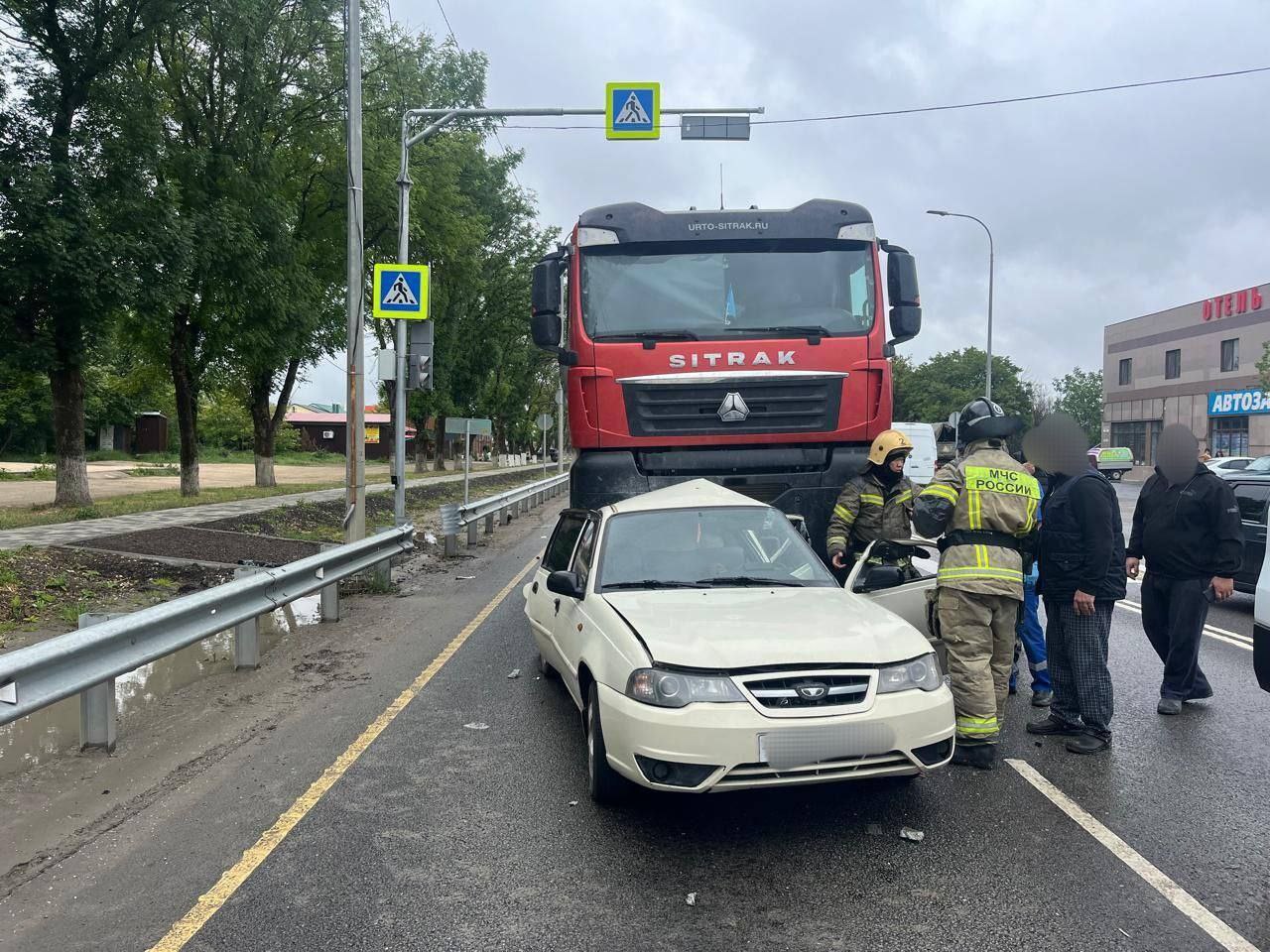 В Симферополе фура чуть не раздавила легковушку