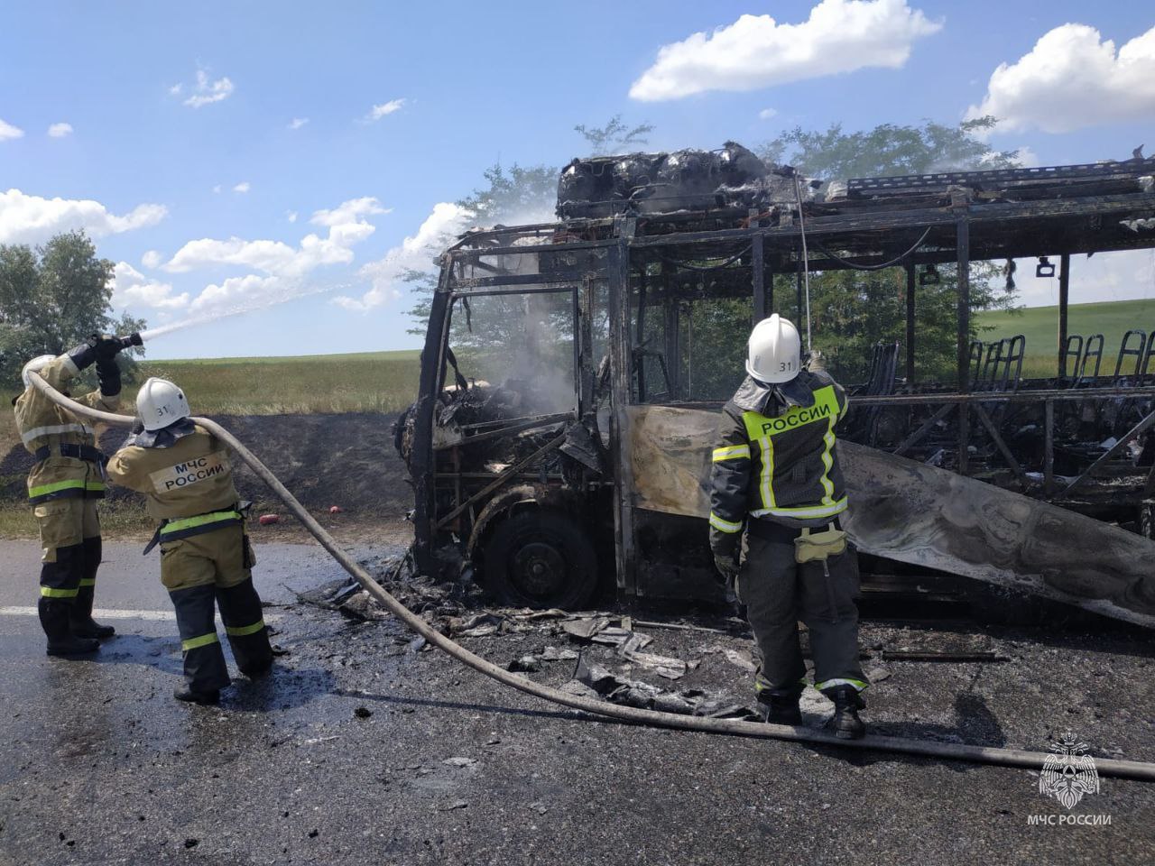 В районе пгт Гвардейское потушили загоревшийся автобус