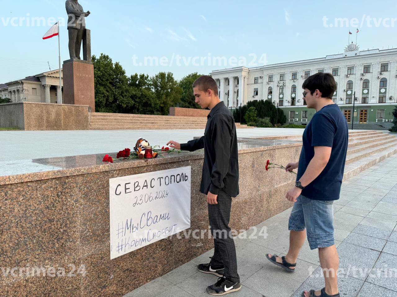 В Симферополе люди несут цветы и игрушки на площадь им. Ленина